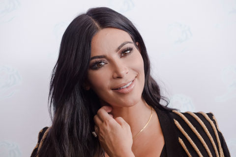 要不要試試金卡達夏Kim Kardashian的霧面裸色唇妝呢?注意喔!裸色唇妝容易讓唇紋更明顯,在使用裸色唇彩前,要先滋潤好自己的嘴唇才行!想幫唇部去角質的話,可以拿牙刷輕輕地在嘴唇上畫圈圈,最後再上點護唇膏。完成後,就可以上唇彩囉!