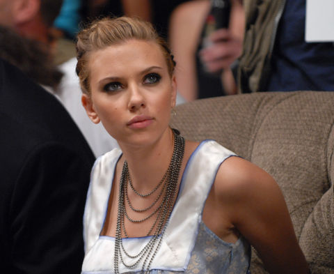 所謂的濃眼妝,淡唇妝。聰明的黑寡婦史嘉蕾喬韓森Scarlett Johansson用裸色唇彩讓大家把焦點都放在美麗的煙熏眼妝上。