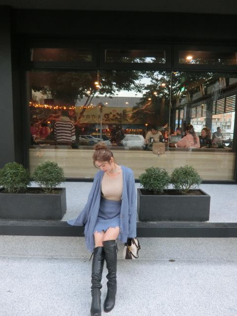 靴子是冬天必備單品,拉長比例很簡單,而且也很容易穿搭,保暖度也是非常好,我在選擇靴子時,會選擇低跟,方便走路又讓比例更好,搭配短褲短裙也都很保暖,若真的怕冷的女孩再穿一件同色系的絲襪,也是會拉長比例!